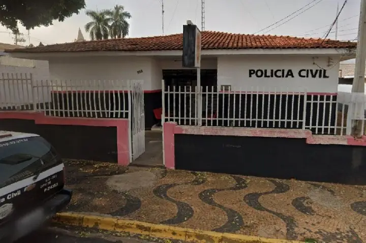 Presa mulher suspeita de agredir mãe com tapas, socos e arranhões