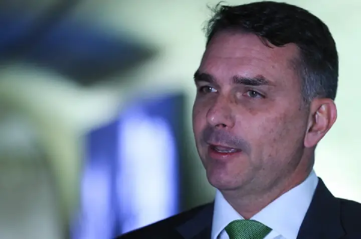 Pressionado, Flávio diz que votará a favor do fim da escala 6x1