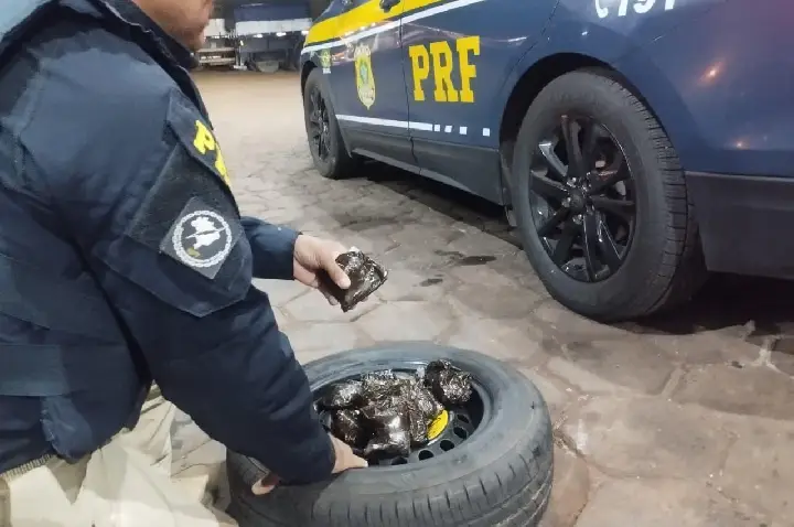 PRF apreende haxixe escondido em estepe de veículo na BR-153