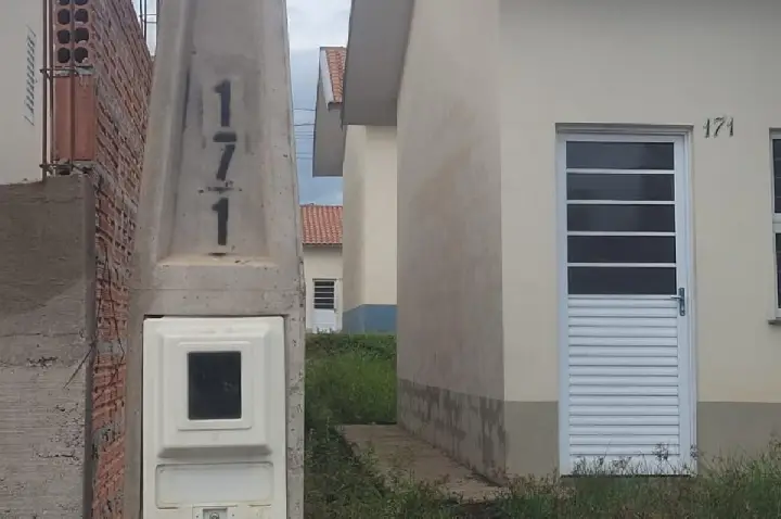 Primeira-dama ganha casa por morar em área de risco e não se muda