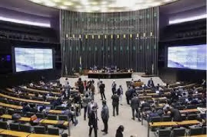 Prisão domiciliar de Bolsonaro inflama retorno no Congresso