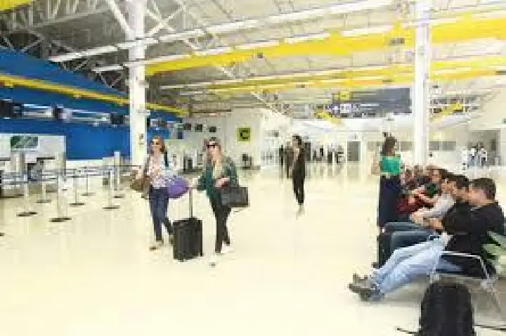 Procon mira companhias aéreas por cobrar até mala de mão