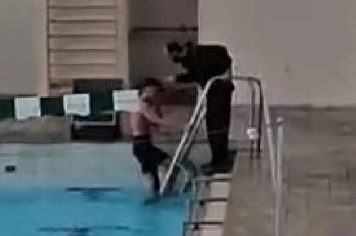 Professor empurra na piscina aluno que desobedeceu regra; VÍDEO