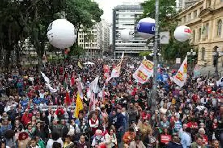 Professores da rede estadual de SP entram em greve nesta sexta