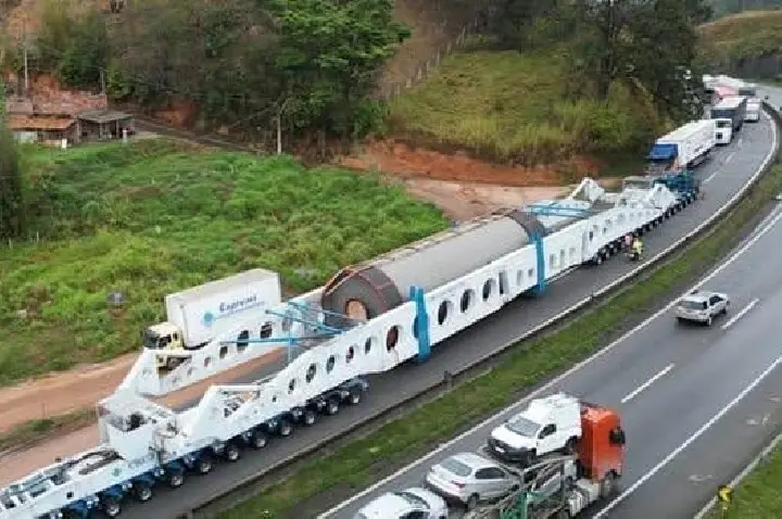 Quatro motoristas, desvio de cabine de pedágio, 296 pneus: veja a logística da megacarreta que circula na Fernão Dias
