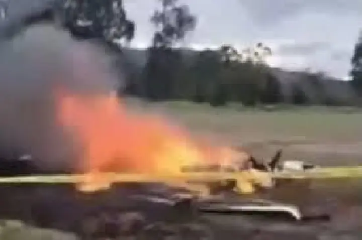 Queda de avião mata 6 pessoas; cantor está entre as vítimas