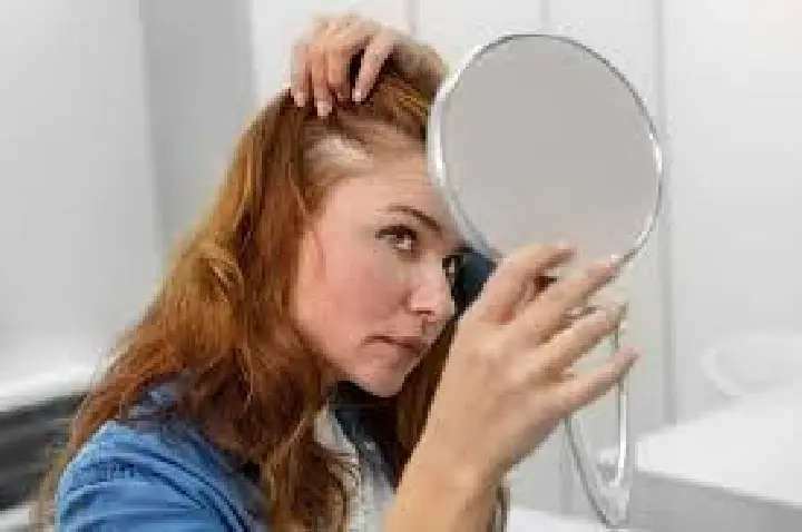 Queda de cabelo feminina: entenda causas e tratamentos