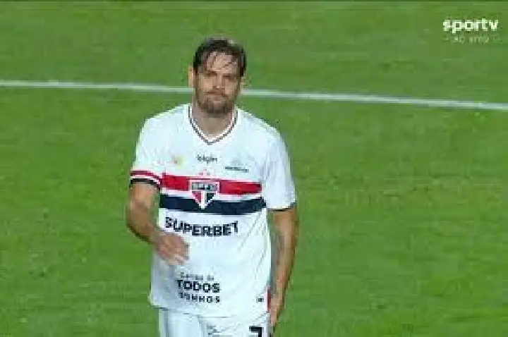 Rafael Tolói segue em tratamento e não enfrenta o Grêmio
