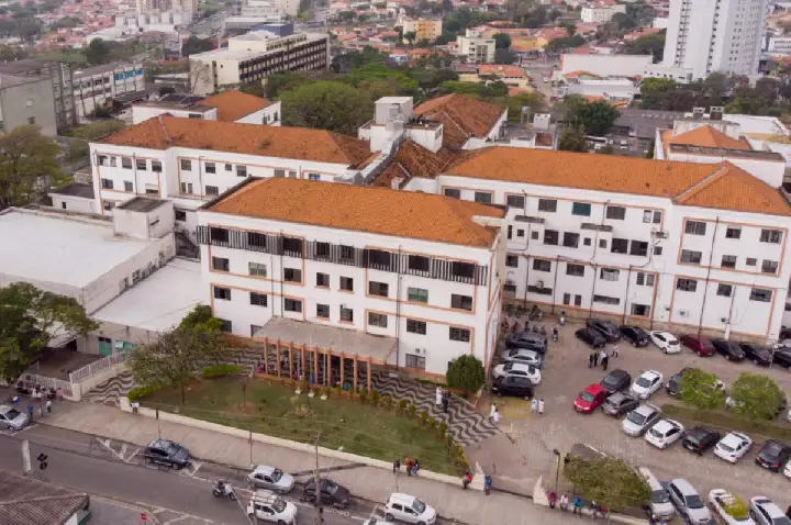 Recém-nascido é encontrado vivo em lixeira de hospital