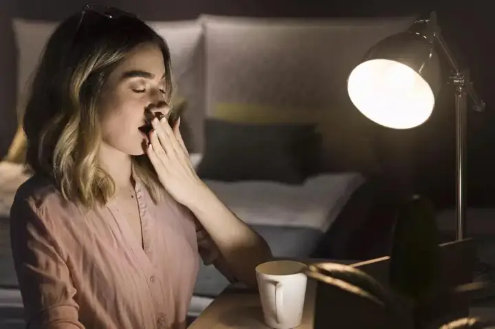 Relação entre dormir muito tarde e ter risco de depressão