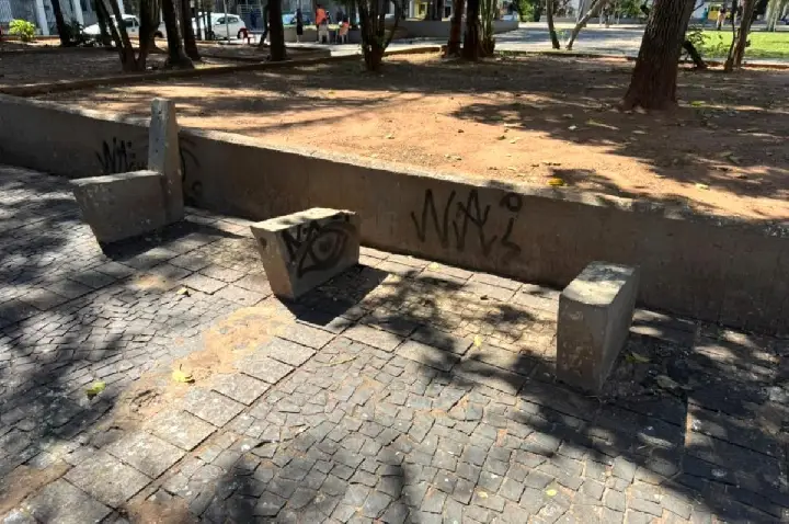Retirada de bancos gera reclamação na Praça Rui Barbosa, em Bauru