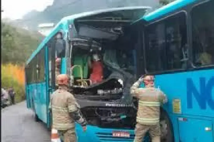 RJ: Acidente com dois ônibus deixa um morto e mais de 30 feridos