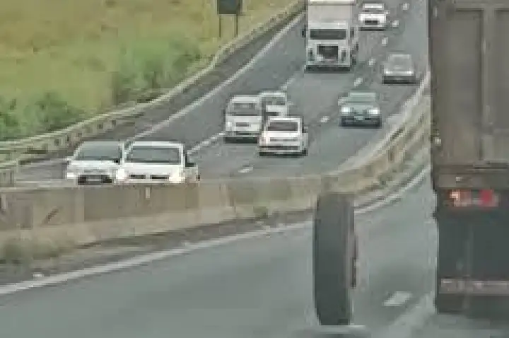 Roda de caminhão se solta na SP-294 e quase causa acidente em Marília. Confira o vídeo
