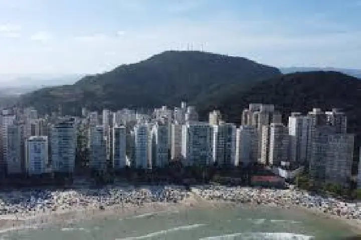 Saiba se barracas e quiosques podem cobrar por cadeira na praia