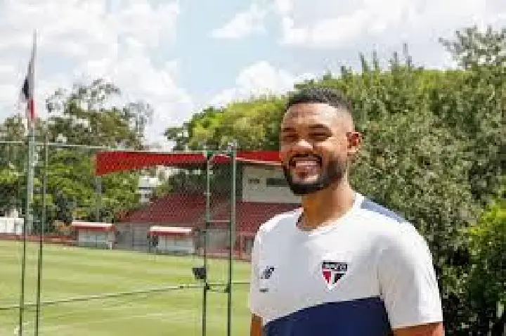 São Paulo agenda reunião para renovar contrato do zagueiro Sabino