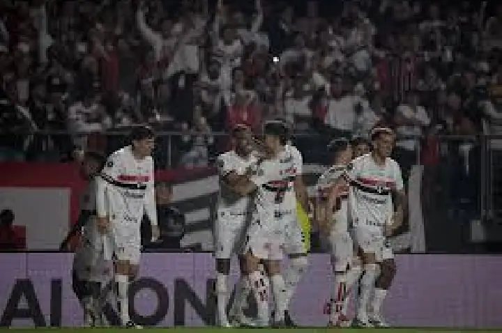 São Paulo bate o Atlético Nacional nos pênaltis e vai às quartas