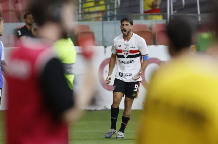 São Paulo empata no fim com o Inter e evita 3ª derrota sob Roger