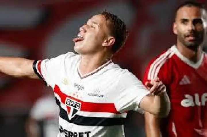 São Paulo vence na Vila, ajuda o Santos e afunda o Internacional