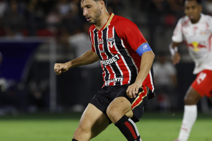 São Paulo vira sobre Bragantino e mantém a liderança