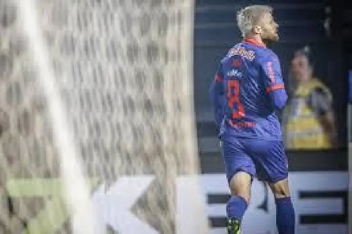 Sasha faz 2 em 2 min, Bragantino goleia e empurra Vitória ao Z4