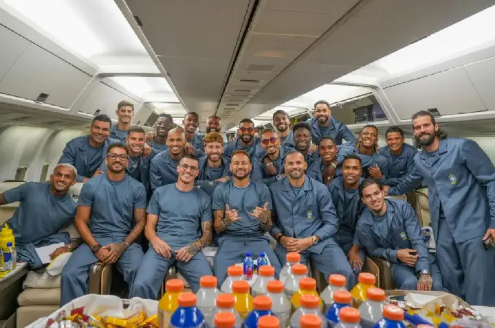 Seleção embarca para a Copa após goleada na despedida do Brasil