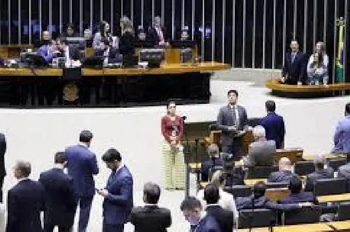 Sem acordo, Câmara não pauta foro privilegiado nem anistia a 8/1