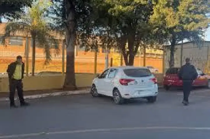 Sem CNH, candidata chega dirigindo ao local de prova do Detran