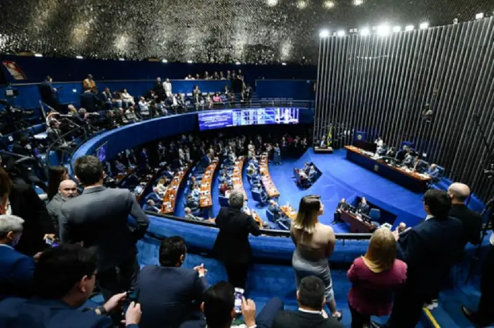Senado aprova fim da escala 6x1 e redução da jornada de trabalho