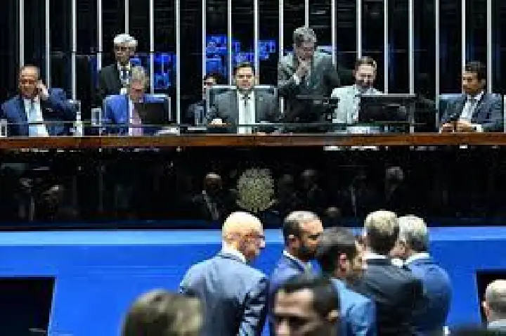 Senado aprova projeto de lei que reduz pena de Bolsonaro e 8/1