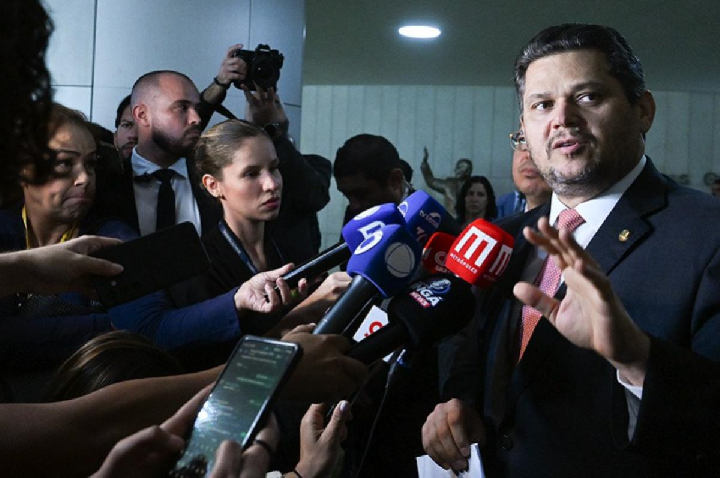Senador Davi Alcolumbre sai em defesa do colega Jaques Wagner