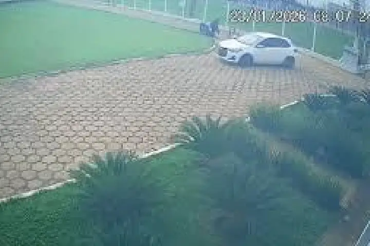 Sequestradores arrastam empresária e a jogam dentro de carro