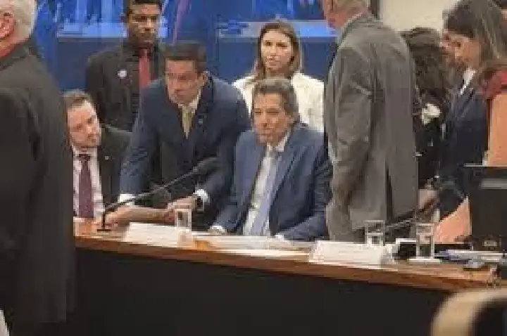Sessão com Haddad tem bate-boca e é encerrada às pressas; VÍDEO