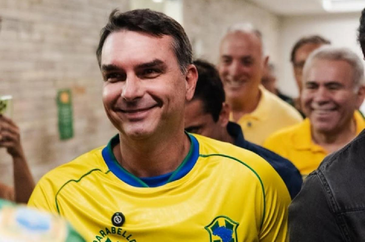 Sites do Senado e da Alerj registram pós que Flávio não fez