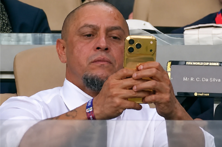 Smartphone de Roberto Carlos rouba a cena em jogo do Brasil