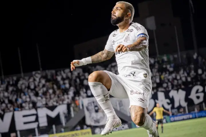 Sob olhares de Neymar e Rodrygo, Gabigol leva Santos aos playoffs