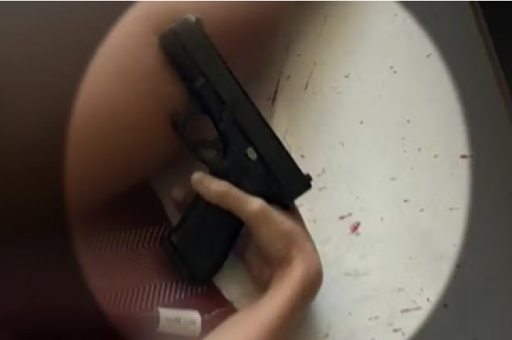 Socorrista estranha arma bem encaixada na mão de PM morta