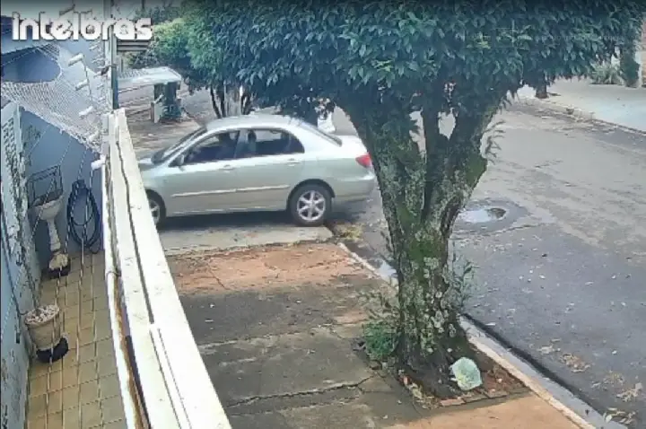 'Socorro!' Mulher se desespera enquanto ex furta seu carro; VÍDEO
