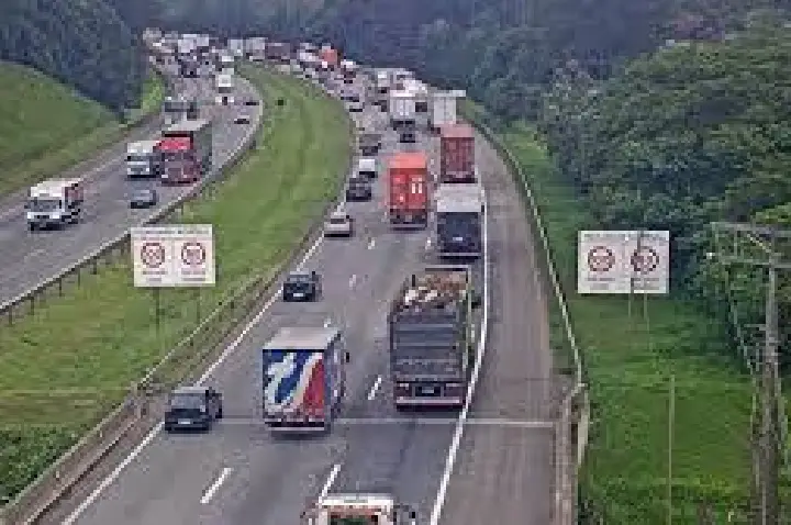 SP: Caminhão capota e motorista fica preso às ferragens