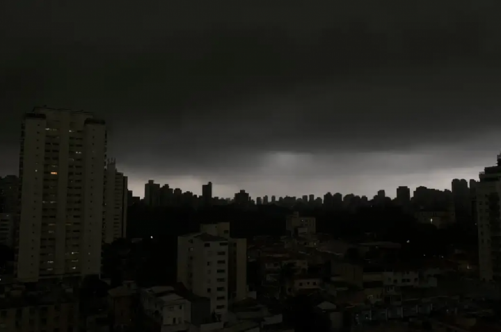 SP, PR e MS recebem alerta para risco de tornado nesta 5ª