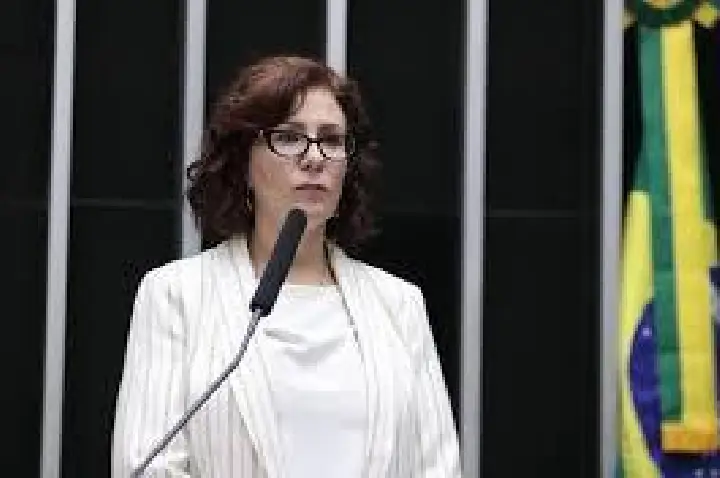 STF condena Carla Zambelli a 10 anos de cadeia