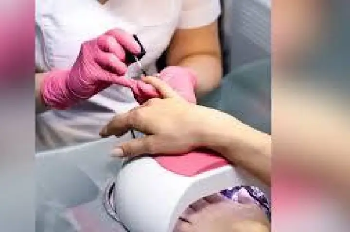 Substância de esmalte em gel é proibido por ser tóxica; entenda