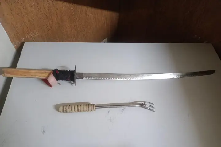 Suspeito de agredir filha é preso com espada samurai na região