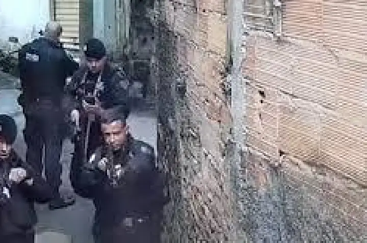 Suspeito é baleado pela PM após tentar fuga e fazer família refém