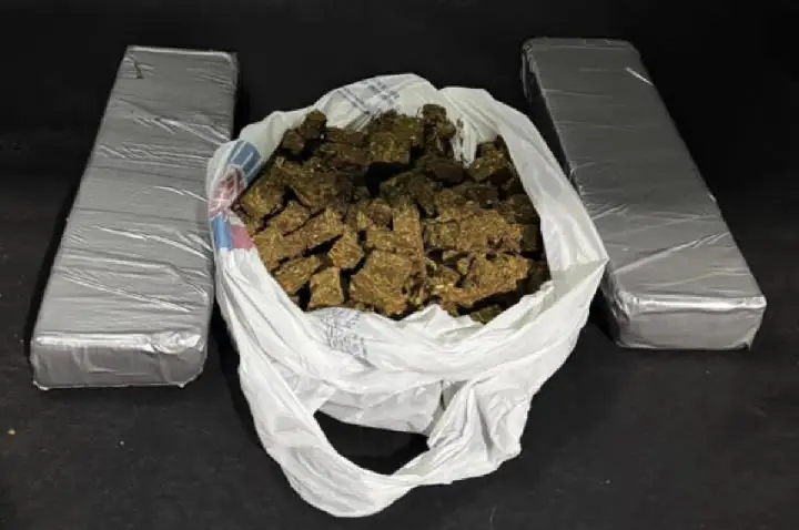 Suspeito é preso com quase 2 kg de maconha sob banco do motorista