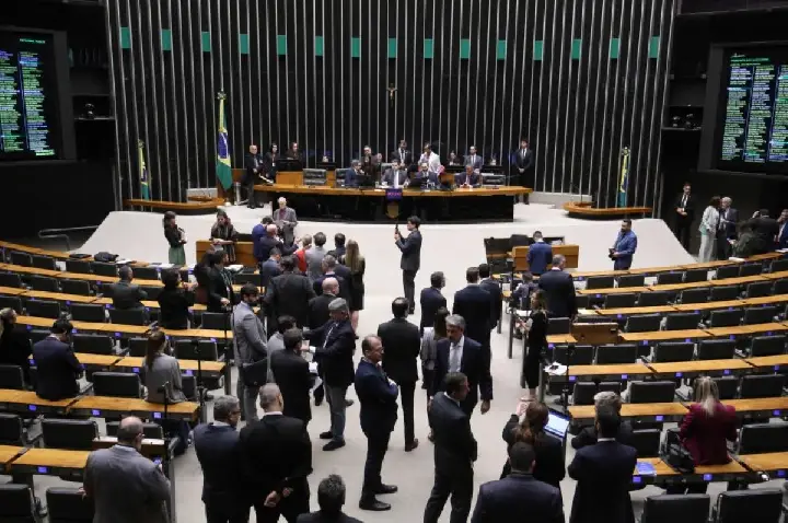 Suspensão a penduricalhos pode embasar veto a reajuste na Câmara