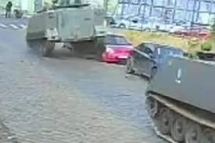 Tanque do Exército trafega na contramão e passa por cima de carro