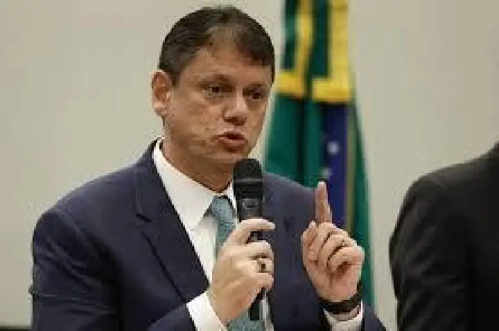 Tarcísio apoia Flávio, mas diz que direita terá mais candidatos