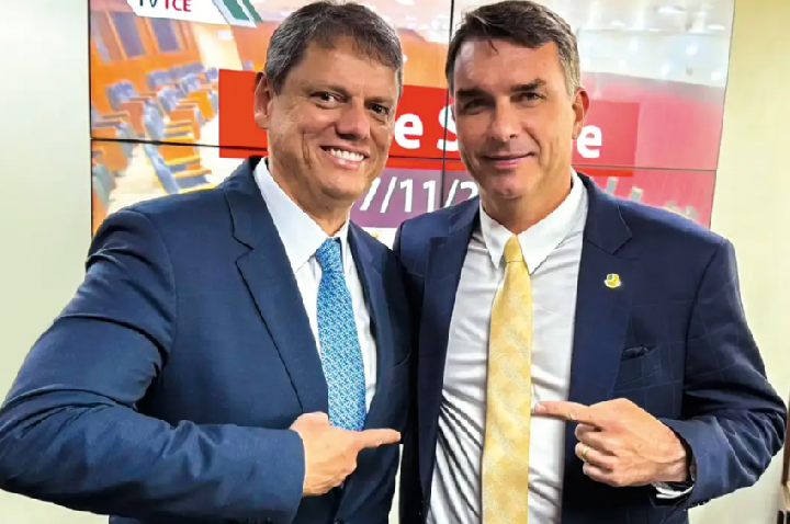 Tarcísio diz que áudio de Flávio preocupa, mas o defende