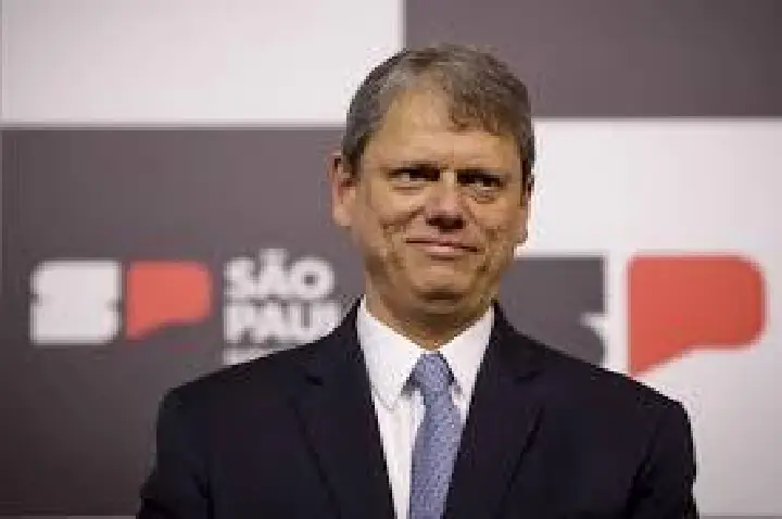 Tarcísio ignora Bolsonaro e fala em cooperar com Itamaraty