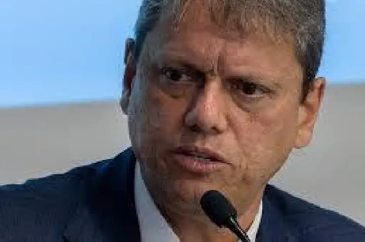 Tarcísio pede ao STF autorização para visitar Bolsonaro